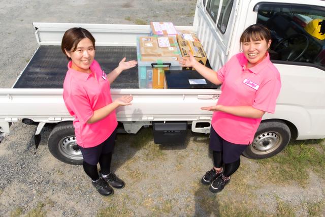 トラックに積んだ不用品とハートフル熊本のスタッフ写真